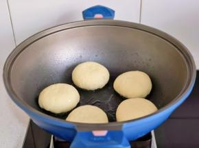 锅中喷油放入饼胚。