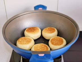 小火煎至两面金黄熟透即可。