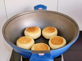 小火煎至两面金黄熟透即可。