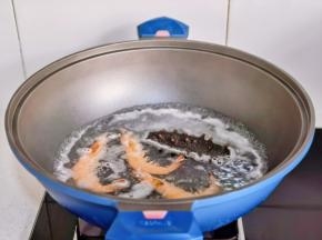 锅中水烧开，虾和海参焯水。