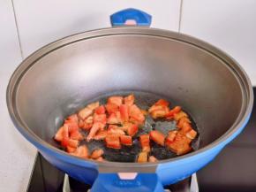 起油锅+番茄块煸炒。