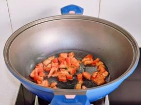 起油锅+番茄块煸炒。