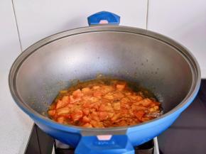 番茄超出汤汁。