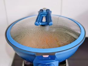 盖上盖子煮2分钟。