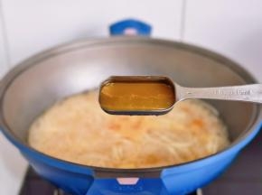 加入鸡汁煮熟。