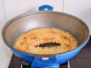 加入海参+虾煮1分钟关火。