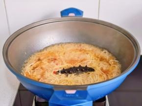 加入海参+虾煮1分钟关火。