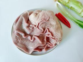 准备猪肚，小米椒，莴笋，葱。