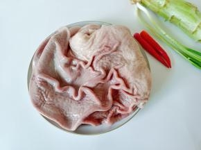 准备猪肚，小米椒，莴笋，葱。