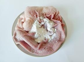 买回来的猪肚用温水先洗去表面的粘液，再用面粉抓拌后洗干净，面粉反复多抓拌几次就可以洗的很干净。