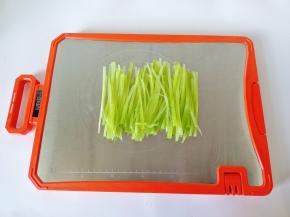 莴笋切细丝，加盐拌一下备用。