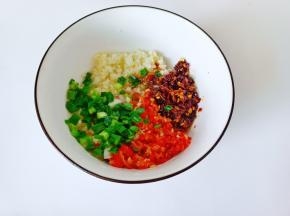 碗里加蒜末，辣椒粉，小米椒，葱花，淋少许热油激发香味。