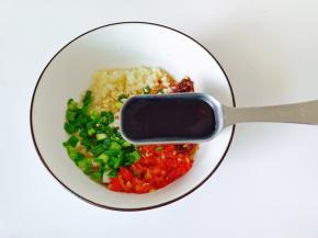 加生抽2勺，蚝油一勺，半勺盐与鸡精。