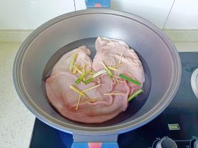猪肚冷水下锅，放葱段，生姜丝