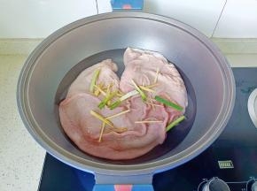 猪肚冷水下锅，放葱段，生姜丝