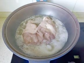 水开后撇去表面的浮沫，继续焯水两分钟，焯水后捞出，刮去表面白白的部分。