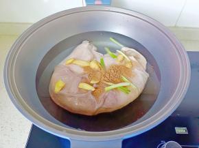 焯好水的猪肚重新下锅，加葱姜，五香粉继续煮30－45分钟或者高压锅上汽后压15分钟左右。