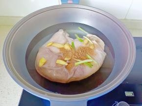 焯好水的猪肚重新下锅，加葱姜，五香粉继续煮30－45分钟或者高压锅上汽后压15分钟左右。
