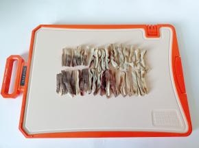 稍微晾凉一下，切成丝