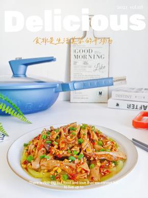 把莴笋丝铺盘子上，猪肚丝加料汁拌好放莴笋上面即可。