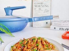 把莴笋丝铺盘子上，猪肚丝加料汁拌好放莴笋上面即可。