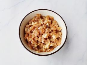 瘦肉切碎，加1勺生抽，1勺料酒，1勺橄榄油，1勺盐抓匀腌制5分钟备用。