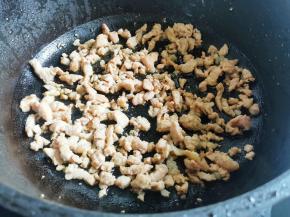 锅中热油，放入瘦肉炒至变色盛出备用。