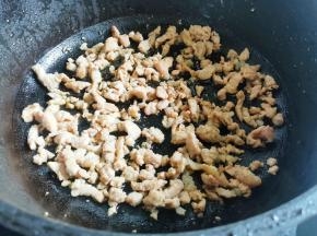 锅中热油，放入瘦肉炒至变色盛出备用。