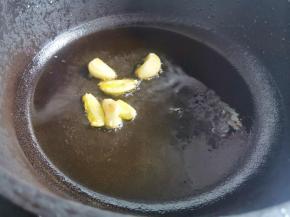 另起锅热油，放入大蒜爆香，