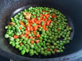 豌豆粒和胡萝卜炒匀，