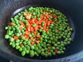 豌豆粒和胡萝卜炒匀，