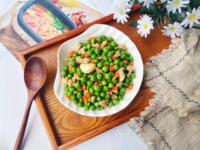 嫩可口的豌豆炒肉，简单易做，好吃下饭！
豌豆炒肉
