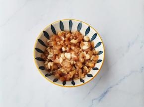 瘦肉切碎，加1勺生抽，一勺料酒，一勺橄榄油，一勺盐抓匀腌制10分钟。
