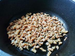 锅中热油，放瘦肉炒至变色迅速盛出备用。