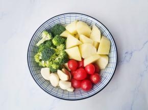 蔬菜洗净切好。