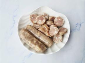 烤肠2根切片，2根打花刀备用。