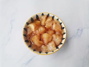 鸡胸肉切块十1勺料酒十1勺生抽十1勺蚝油十黑胡椒碎十盐抓匀腌制30分钟。