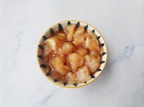 鸡胸肉切块十1勺料酒十1勺生抽十1勺蚝油十黑胡椒碎十盐抓匀腌制30分钟。