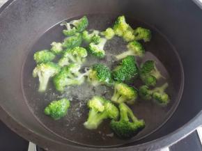 西兰花焯水过凉备用。