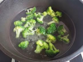 西兰花焯水过凉备用。