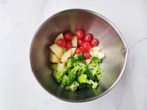 准备好的时蔬放入大盆中，