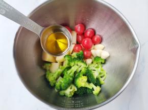 十1勺橄榄油+1勺生抽+盐抓匀。