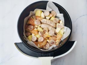 将鸡胸肉、香肠、土豆、大蒜放入空气炸锅，180度烤30分钟。