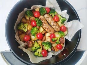 拉出放入西兰花和圣女果，再烤5分钟，出锅撒黑胡椒即可。