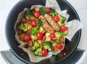 拉出放入西兰花和圣女果，再烤5分钟，出锅撒黑胡椒即可。