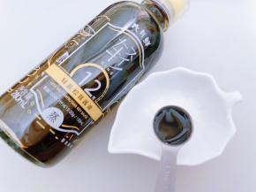 碗里加入1勺六月鲜轻12轻盐松茸酱油