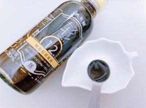 碗里加入1勺六月鲜轻12轻盐松茸酱油