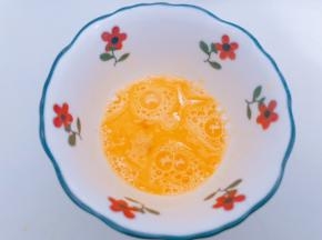 鸡蛋打散成蛋液