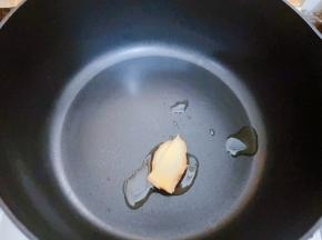 锅里加入1勺芝麻油，放入姜片爆香