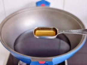 锅中加水+料酒。